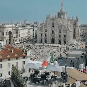 Prestige Boutique - Piazza Duomo View , Milan Italy